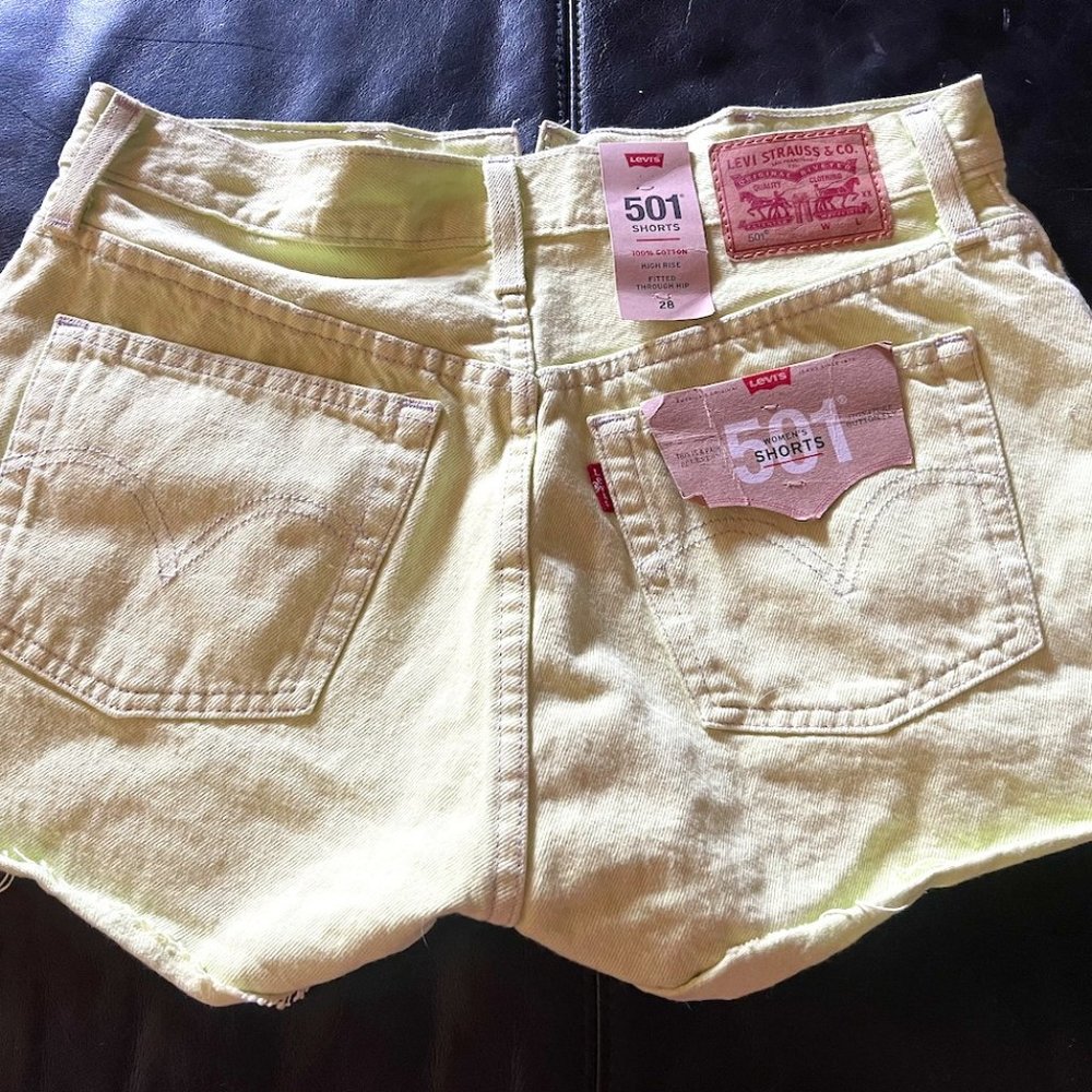 Levi High Rise Women's Shorts - Size 28 - NWT